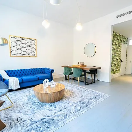 E10-2 Designer East Village Townhouse 1Br